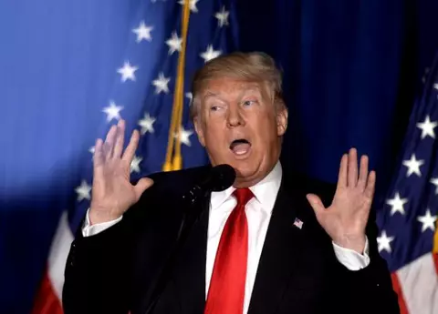 Un bărbat a murit după ce s-a tratat singur împotriva COVID-19 cu clorochină, soluție promovată de Donald Trump!