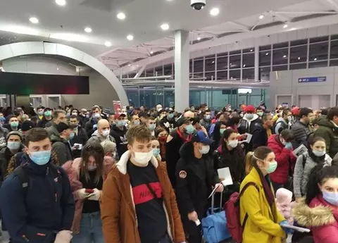 Fotografia care a scandalizat toată țara! Aeroportul Otopeni, plin-ochi, în plină pandemie de coronavirus! Oamenii s-au îmbulzit și s-au înghesuit la control pașapoarte