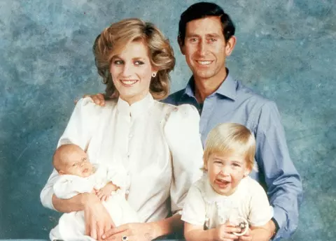 Secrete dureroase ies la iveală. Replica incredibilă a Reginei Elisabeta când Prințesa Diana i-a spus că Charles o înșală