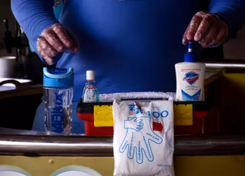 8 sfaturi esențiale! Un medic din WUHAN explică pe înțelesul tuturor: care sunt primele două simptome care indică faptul că ai contractat COVID-19 și cum te poți proteja