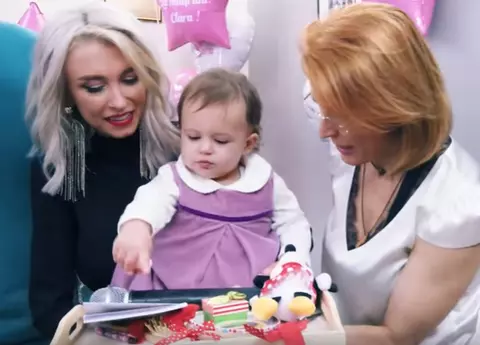 Andreea Bălan a publicat primele imagini de la petrecerea de un an a fetiței sale. Ce a ales Clara de pe tavă, la ruperea turtei