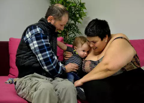 Ioana Tufaru strigă din nou după ajutor. Fiica regretatei Anda Călugăreanu nu mai are cu ce să-și crească fiul: ”Aș avea nevoie de alimente și ceva bănuți”