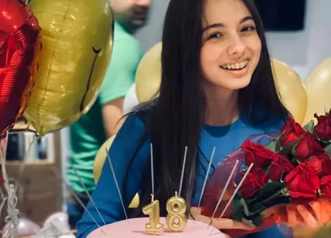 O mai ții minte pe Laura Bretan, câștigătoarea sezonului 6 "Românii au talent"? A împlinit 18 ani și și-a sărbătorit majoratul în izolare!