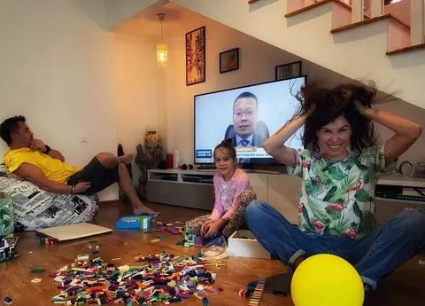 Răzvan Fodor întâmpină probleme în izolare, din cauza obsesiei soției pentru dezinfectat. Concurentul de la Asia Express s-a ales cu arsuri pe mâini: "A fugit direct la baie să spele clorul"