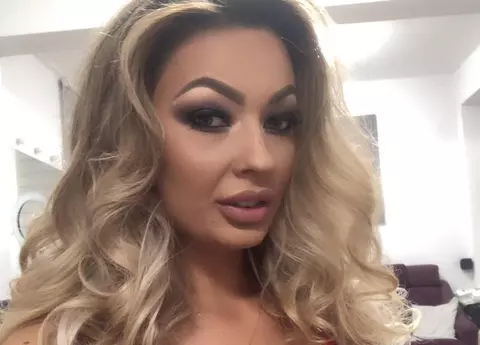 O româncă întoarsă din Marea Britanie se vaită de condițiile dintr-un centru de carantină din Mamaia: "Copilul plângea de foame. Am primit pilaf nefiert şi carne fiartă"