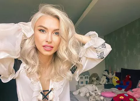 Andreea Bălan continuă să surprindă, de la despărțirea de George Burcea! A apărut goală alături de un bărbat misterios, în videoclipul piesei "Basme"