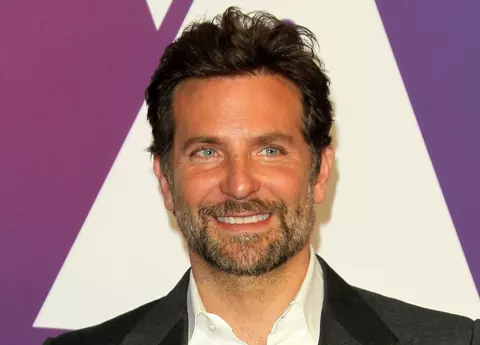 Bradley Cooper are o nouă iubită! Actorul s-a izolat, în vreme de pandemie, cu o antrenoare de fitness super sexy, iar imaginile au făcut înconjurul lumii!
