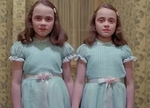 Cum arată ”gemenele” din  The Shining, la 40 de ani de la apariția filmului horror. Fetițele malefice în rochii albastre au adus panica în cinematografe