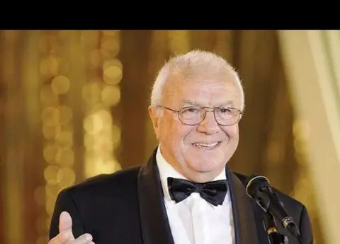 Ce pensie are Alexandru Arșinel. Actorul duce o viață lipsită de griji, pentru că statul îi oferă lunar o sumă mare de bani pentru activitatea sa, dar și în calitate de însoțitor al soției sale cu handicap