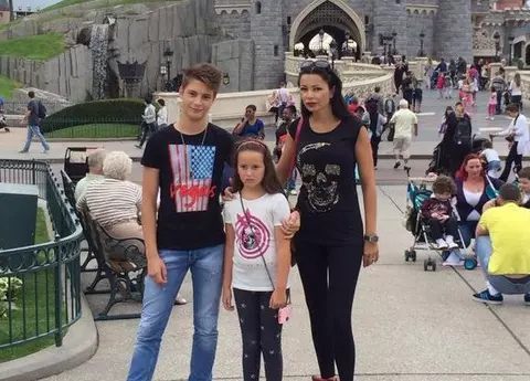 Fiul lui Brigitte Pastramă, primele declarații după ce mama sa a făcut plângere la Poliție împotriva prietenilor lui. Robert Sfăt nu recunoaște că se droghează: ”I-au rămas idei în cap că eu sunt un copil distrus, că tot consum prostii”