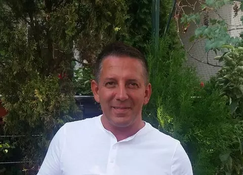 Surprinzător ce s-a descoperit la ușa locuinței lui Costin Mărculescu! Oamenii au început să îi aducă omagii artistului