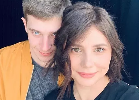 O rusoaică de 35 de ani, influencer pe Instagram, și-a părăsit soțul pentru a trăi cu fiul lui. L-a crescut de la 7 ani, iar acum se vor căsători
