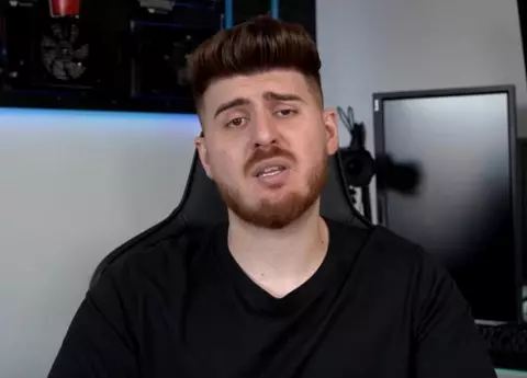 Cum arată iubita vloggerului Alexandru Bălan. Nu e cu nimic diferită de tinerele pe care el și-ar dori să le agreseze!