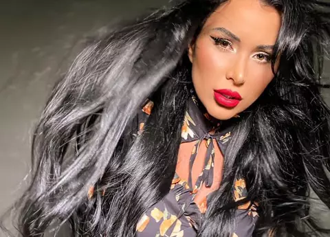 Daniela Crudu a uitat complet de iubitul care a bătut-o. Fosta asistentă TV a fost surprinsă în brațele unui bărbat celebru