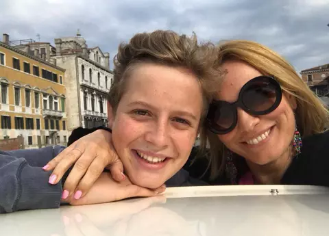 Petrecere în familia Andreei Esca. Imediat după ce a revenit la pupitrul știrilor, prezentatoarea și-a sărbătorit fiul, vindecat și el de COVID-19