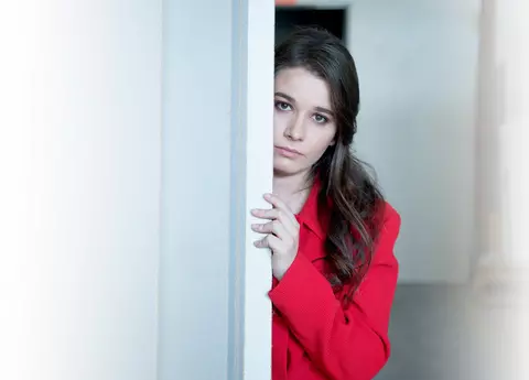 Kira Hagi a îmbrăcat un costum de mireasă vechi de un secol și şi-a tatuat o cruce pe frunte. Apariție spectaculoasă a fiicei Regelui