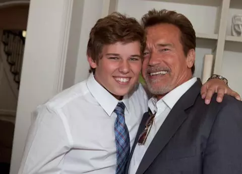 Cum arată fiul cel mic al lui Arnold Schwarzenegger, la 22 de ani. Tatăl lui a fost Mr. Universe, iar el suferă de obezitate morbidă