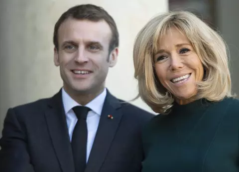 Președintele Emmanuel Macron și soția lui, în vacanță pe Coasta de Azur. Pe iaht, cei doi au uitat de distanțarea socială!