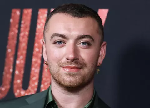 Sam Smith nu se mai ferește că e gay și a dat frâu liber pasiunii în plină stradă! Artistul a fost surprins sărutându-se pasional cu noul iubit