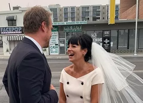 Cântăreața Lily Allen și actorul David Harbour s-au căsătorit! Mireasa a purtat mască, iar invitații au petrecut la un fast-food, cu burgeri