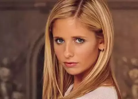 O mai ții minte pe Sarah Michelle Gellar, alias Buffy, spaima vampirilor? La 43 de ani, actrița arată mai bine ca în tinerețe!