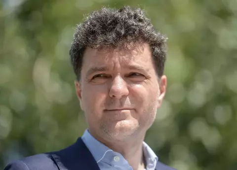 Povestea de dragoste dintre Nicușor Dan și Mirabela, soția lui: "Am făcut matematică pe plajă în Vama Veche și am mers la meciuri, stând la peluză"