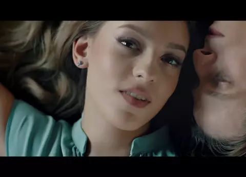 Are 16 ani, dar deja a cucerit inimile românilor. Raisa merge la liceu, dar înregistrează și piese alături de artiști cunoscuți din România