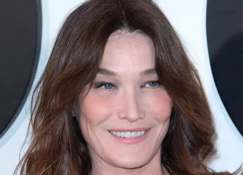 Carla Bruni, poveste de amor  demnă de un film. S-a iubit și cu tatăl, și cu fiul...