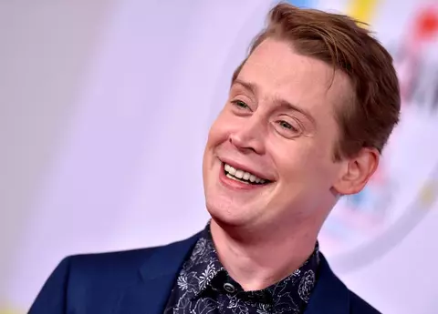 Macaulay Culkin a scăpat de probleme și se implică în acțiuni sociale. A recreat o scenă din Singur Acasă pentru a-și convinge fanii să poarte mască
