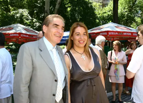 Întâlnire tensionată între Oana Roman și tatăl ei. Cum a reacționat fetița vedetei când și-a văzut bunicul