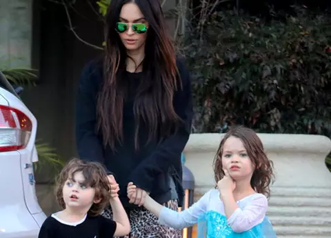 Fiul lui Megan Fox, victima bullying-ului la școală, deoarece se îmbracă în rochii! Cum a reacționat actrița: "Dacă asta  vrea, noi îl susținem"