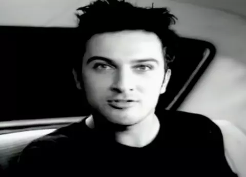 Îl mai ții minte pe Tarkan, turcul care făcea furori cu piesa Șikidim? La 48 de ani arată mai bine ca în tinerețe!