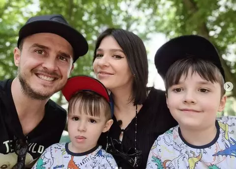 Șerban Copoț a devenit tată a treia oară. Soția prezentatorului de la iUmor a născut o fetiță: ”Sunt copleşit de emoție”