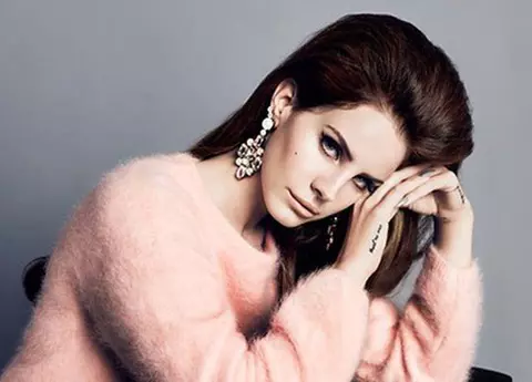 Lana Del Rey s-a logodit! Și-a cunoscut iubitul pe un site de dating