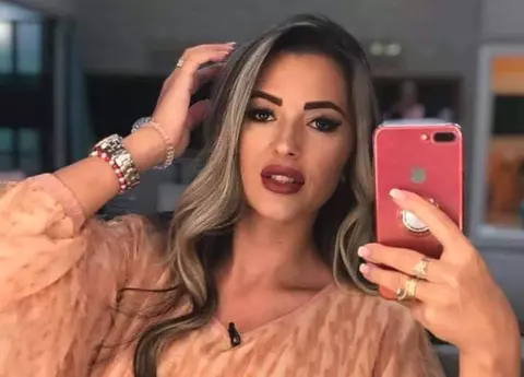 Mona de la Puterea Dragostei s-a luat la bătaie cu altă femeie. La scenele de groază a asistat și iubitul ei: ”Îi curgea sânge”