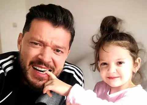 Sofia stă la Victor Slav, cât Bianca Drăgușanu e în vacanță. Cum a fotografiat-o prezentatorul TV pe micuță