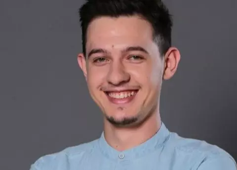 Cristi Comănici de la Puterea Dragostei, dat de gol de Mariana. Are o iubită în afara casei