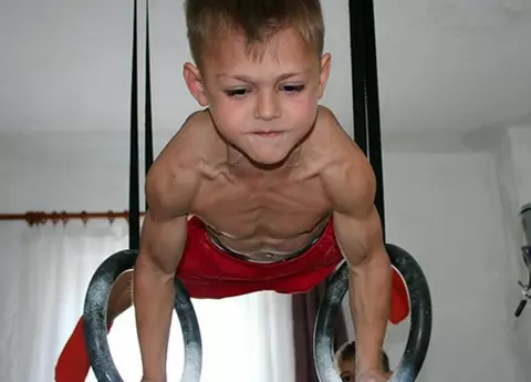 Îl mai ții minte pe Micul Hercule? Cum arată acum Giuliano Stroe, la 16 ani