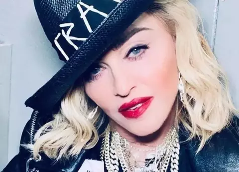 Madonna merge în baston, dar a pozat provocator. Cum arată în lenjerie intimă, la 62 de ani