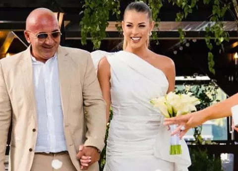 Cât a costat rochia purtată de Roxana Nemeș la cununia civilă. A fost cumpărată la reduceri