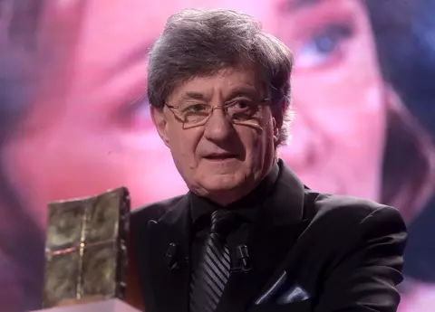 Cortegiul funerar al lui Ion Caramitru a ajuns la Teatrul Național. Oamenii au aplaudat 10 minute continuu