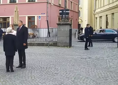 Klaus și Carmen Iohannis, surprinși fără mască pe stradă, deși în Sibiu este obligatorie