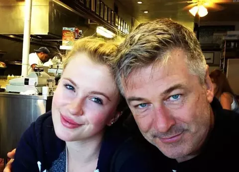 Fiica lui Alec Baldwin își apără tatăl, după ce a ucis o colegă, la filmări: „Eşti cea mai dezgustătoare...”