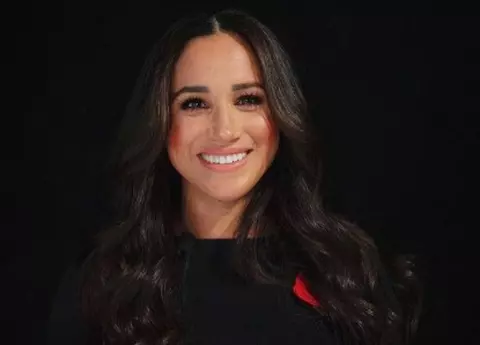 Meghan Markle, apariție spectaculoasă pe covorul roșu! A purtat o rochie cu decolteu adânc