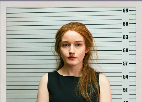 Actorii din filmul Inventing Anna spun povestea adevărată a tinerei care a reușit să fraudeze lumea bună a New York-ului