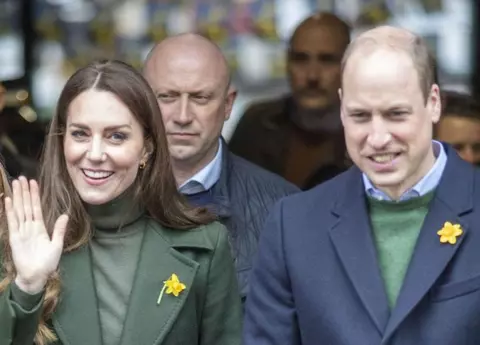 Cum s-au îmbrăcat Kate Middleton și Prințul William la cea mai recentă apariție. Ce semnificație au florile purtate în piept