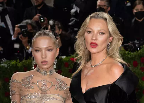 Fiica lui Kate Moss, apariție pe covorul roșu cu pompa de insulină la vedere. La 19 ani, Lila are diabet de tip I