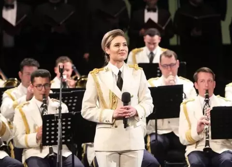 Emilia Dorobanțu, prima femeie din România care dirijează fanfara militară. Toți cei 17 instrumentiști sunt bărbați