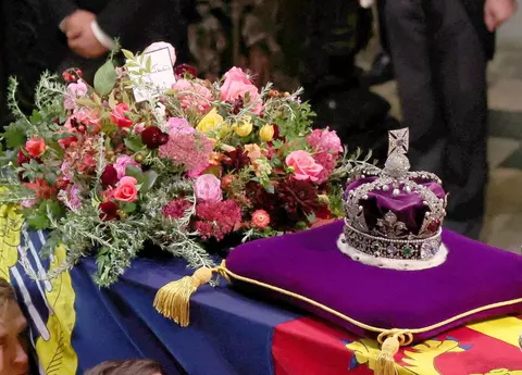 Ce obiect a pus Regele Charles al III-lea pe sicriul Reginei Elisabeta a II-a. Imaginile surprinse în timpul înmormântării
