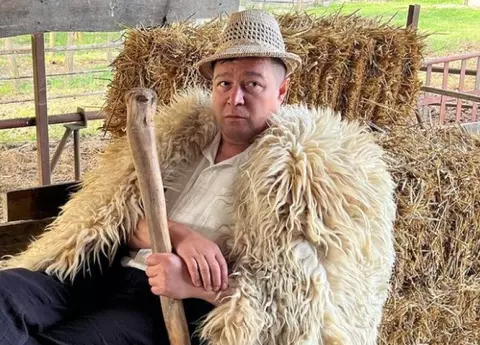Sandu Pop, alias Văru' Săndel, detalii despre rolul său din serialul Pup-o, mă!: „Eu sunt actor, dar lumea mă știe mai mult cu muzica”